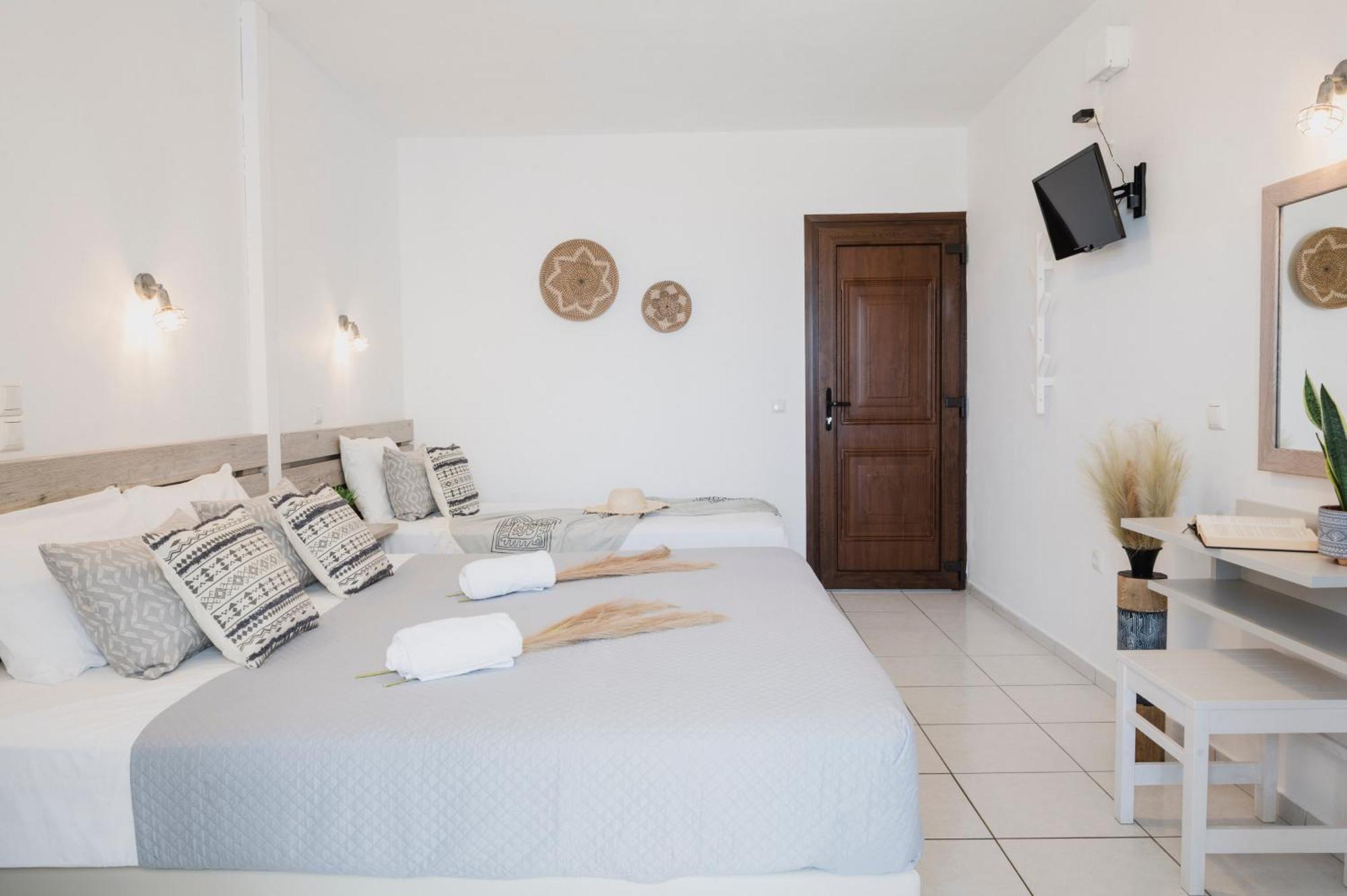 Petros Studios & Suites Naxos City Екстер'єр фото
